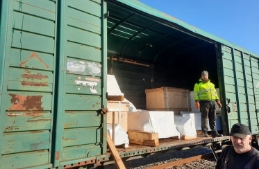 loading-of-agricultural-equipment-in-crates-the-covered-wagon-trenze-logistics_6936-0bd12fa069304915beae340598ae79bd.jpg